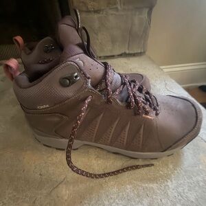 Oboz. Women’s mid- insulated waterproof.  Rugged Soles and winter boot.